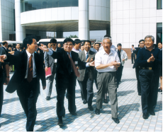 原全国人大副委员长邹家华视察利君